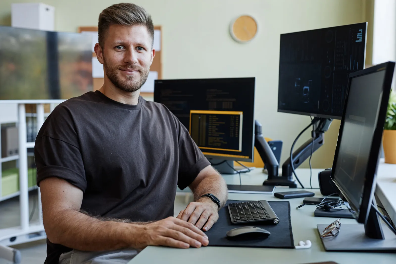 IT-Techniker prüft Hardware