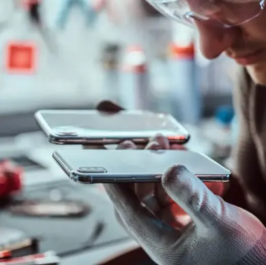 Techniker vergleicht zwei Business-Notebooks – Prüfung vor Weiterverwendung